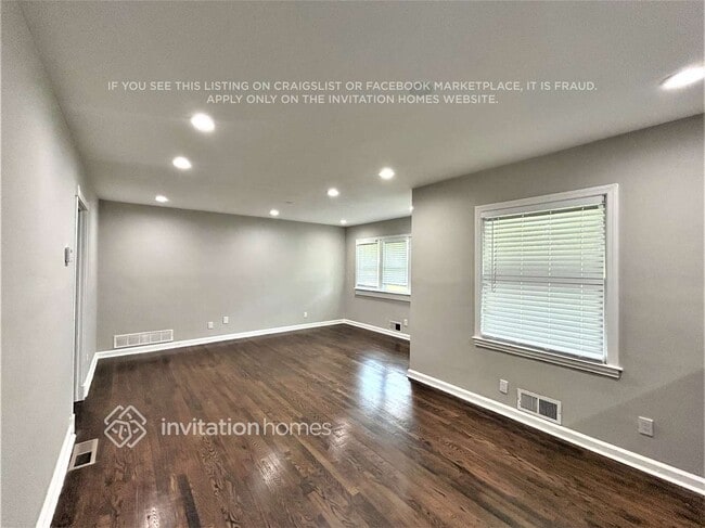 Building Photo - 1095 Longshore Dr