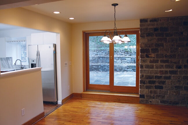 Building Photo - 26 Hollis Ln