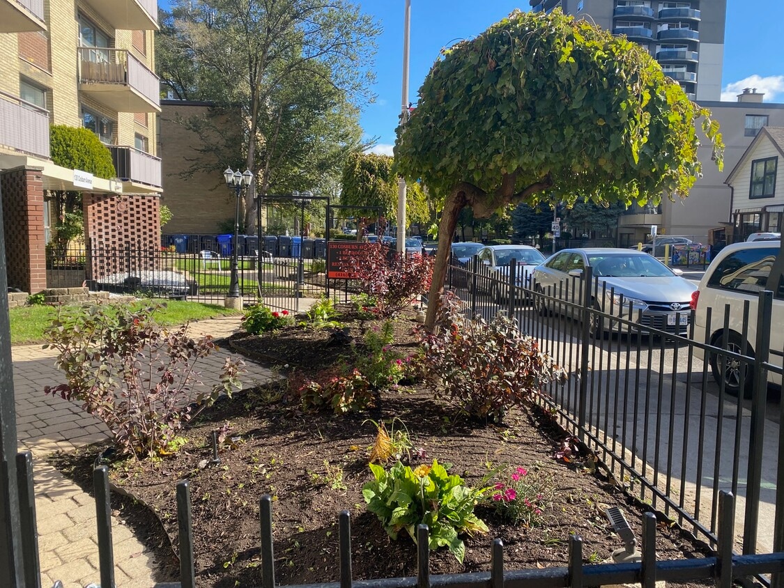 Photo du bâtiment - 130 Cosburn Ave