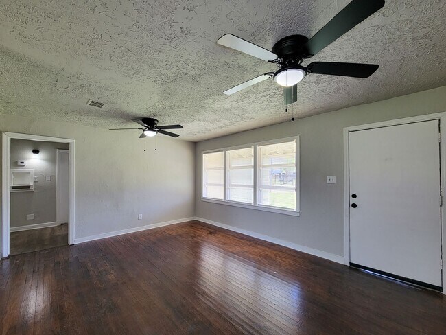 Building Photo - Welcome to this inviting single-family residence in the desirable South Park/Sunnyside area of Ho...