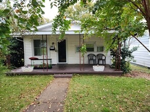 Building Photo - 211 E 11th St