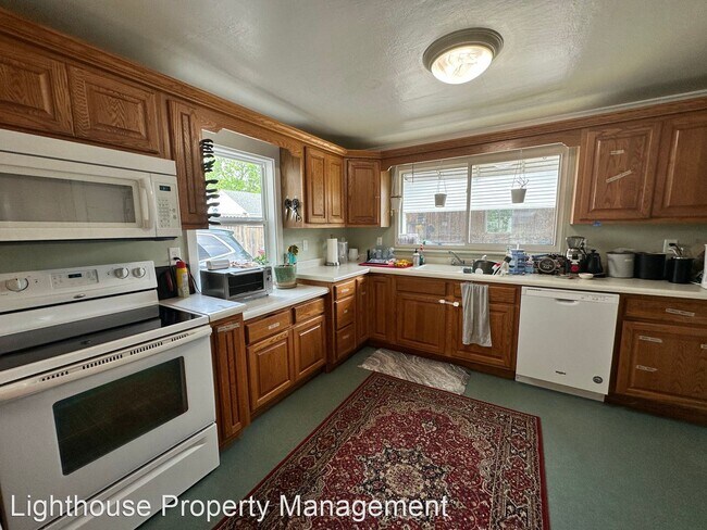 Building Photo - 4 br, 1.5 bath House - 346 N Marshall Ave