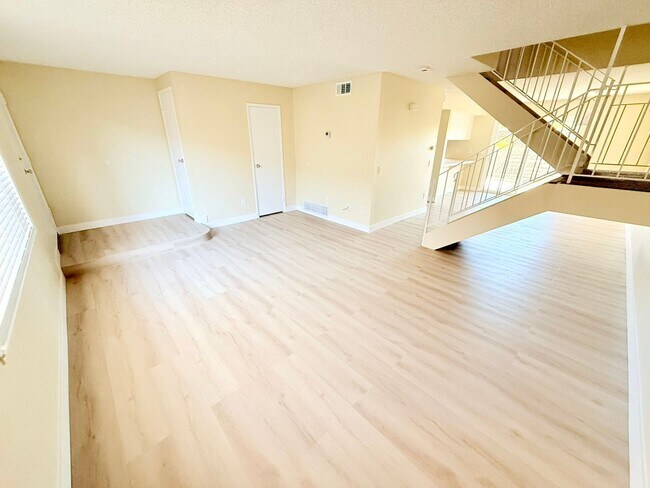 Foto del edificio - Spacious 3-Bedroom Condo in the Indian Canyon Gardens Community