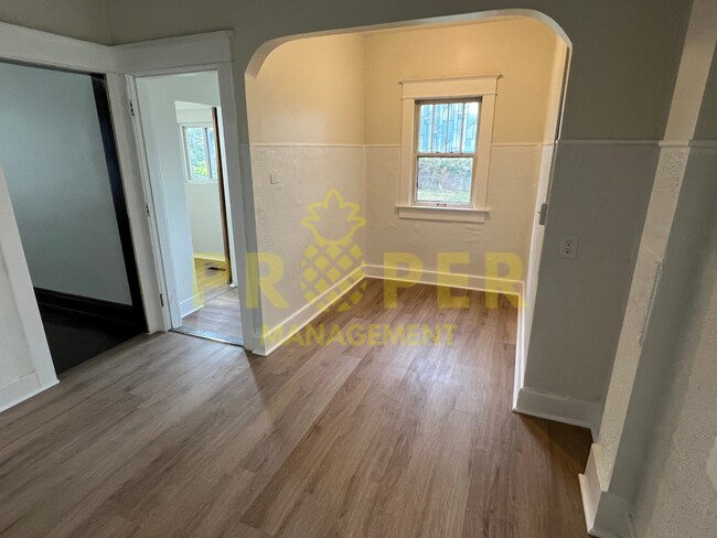 Building Photo - 2 bedroom 1.5 bathroom house for rent