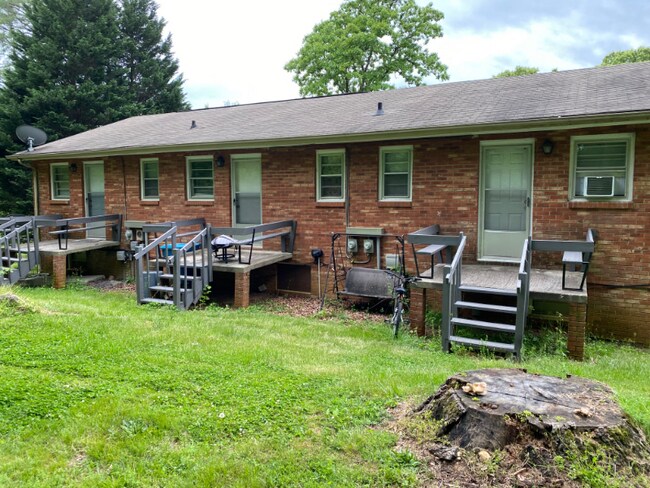 Foto del edificio - 3362-3362 Normandy Park Rd