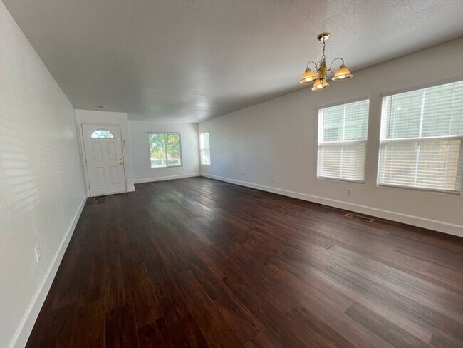Foto del edificio - North Valley Four Bedroom Home