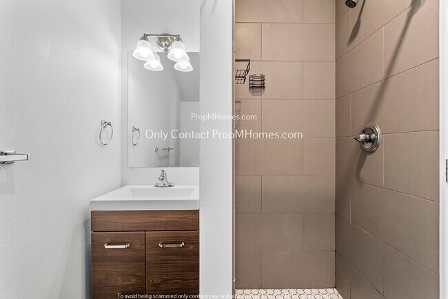 Foto del edificio - One Bedroom w/ Modern Amenities in Prime N...