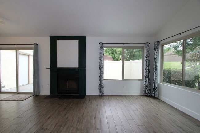 Building Photo - Single-Story 3-Bedroom Condo in Redlands!