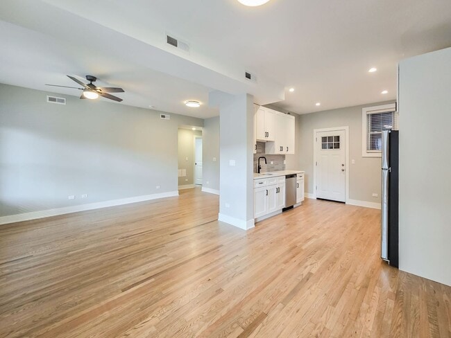 Building Photo - 4847 N Wolcott Ave