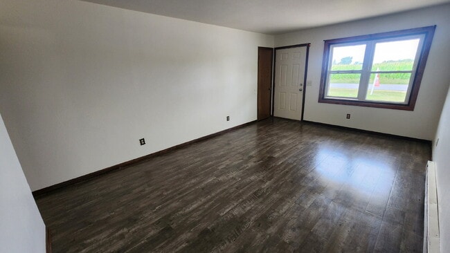 Building Photo - 3 Bedroom Duplex Month to Month or 6 Month...