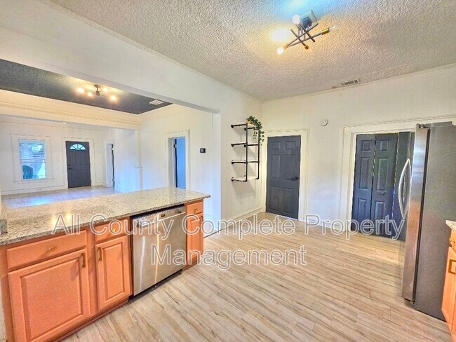 Building Photo - 3058 Phyllis St