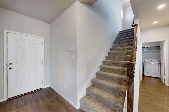Foto del edificio - 3 bedroom, 2.5 bath with Study or 4th Bedroom and Game Room extras include Gym, Storage Racks in ...