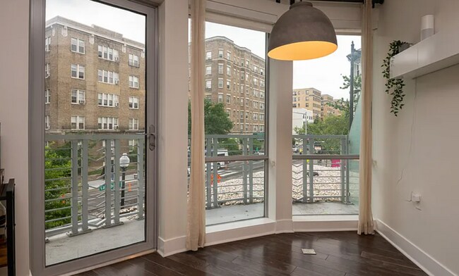 Foto del edificio - Stunning 2 BR/2 BA Condo in Adams Morgan! ...
