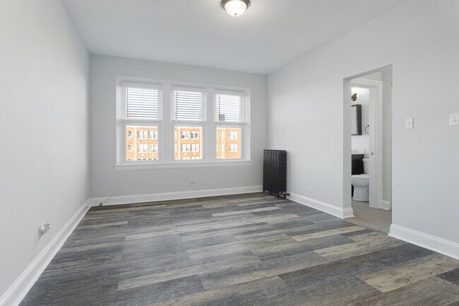 Building Photo - 1608 W Sherwin Ave