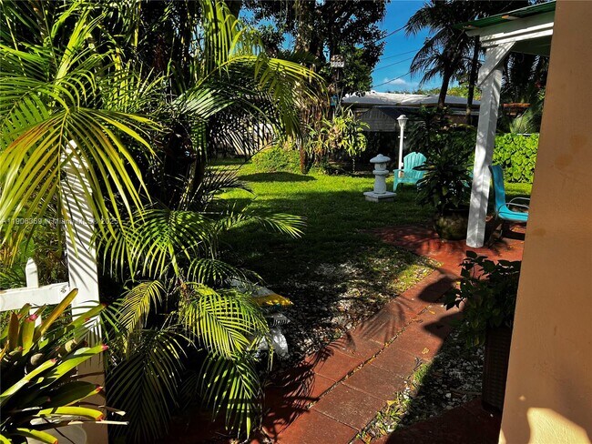 Building Photo - 2618 Lincoln St