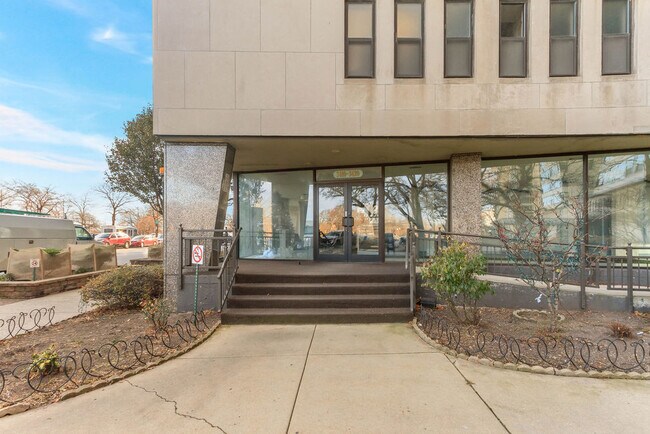 Building Photo - 3410 N Lake Shore Dr