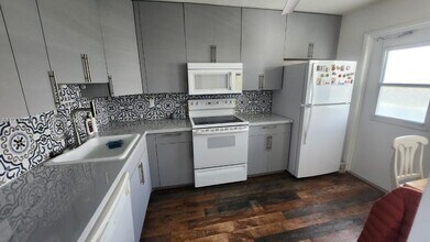 Building Photo - 700 NE 14th Ave