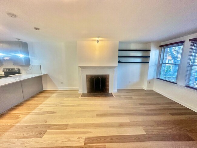 Foto del edificio - Captivating Capitol Hill Barracks Row Renovated 2 Bedroom Apt w/ Parking & Patio