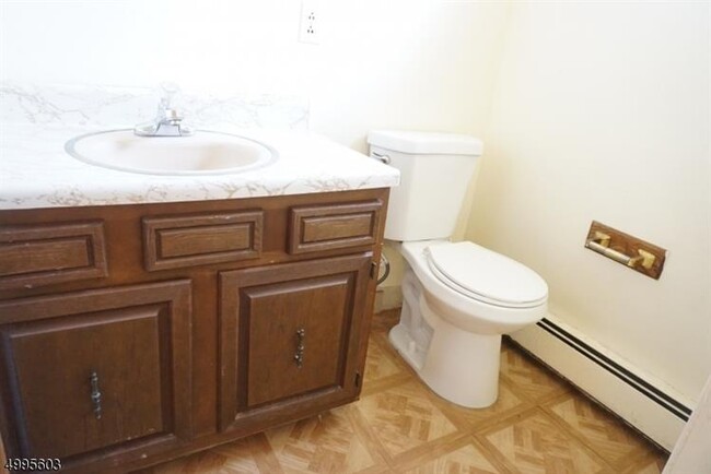 Foto del edificio - 728 Pompton Ave