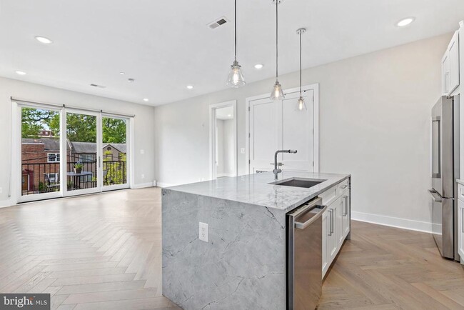 Building Photo - 1240 Raum St NE