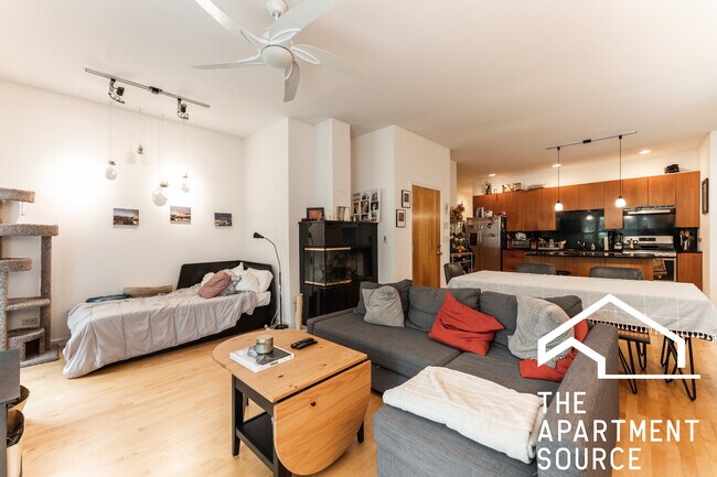 Building Photo - 1407 N Wicker Park Ave
