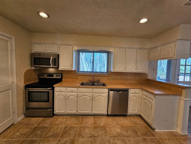 Building Photo - Charming home located in the well-maintain...