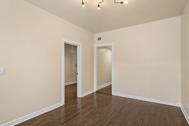 Building Photo - 2144 N Bell Ave