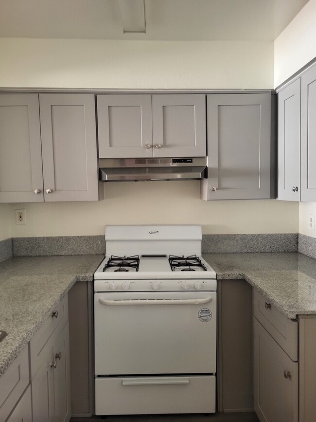 Building Photo - Lakeview Mansion