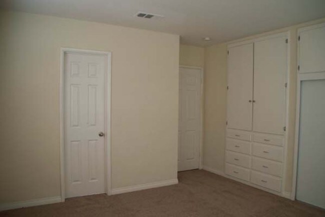 Foto del edificio - 3018 N Lugo Ave