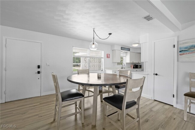 Building Photo - 1661 Coronado Rd