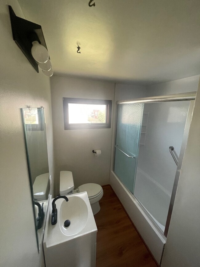 Bathroom - 81 Paxford Plz