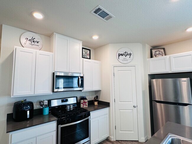 Foto del edificio - 950 Kathryn Ct