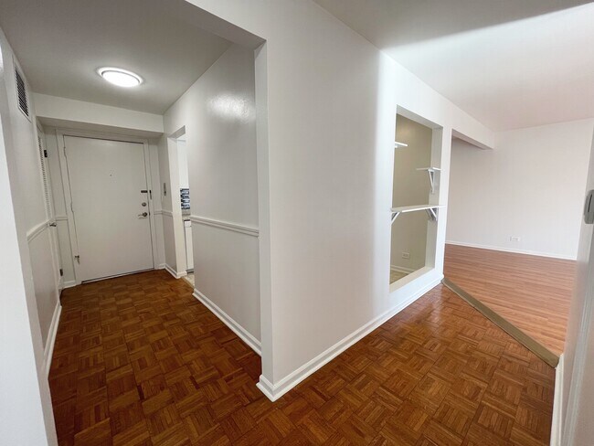 Building Photo - 5400 Carriageway Dr