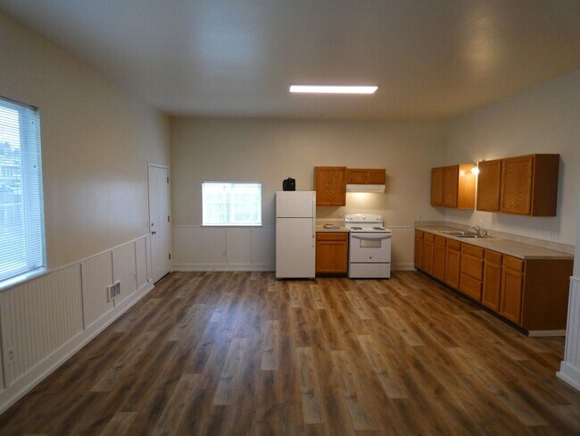 Building Photo - APPLICATION PENDING - 518 Race 3 bed Duplex