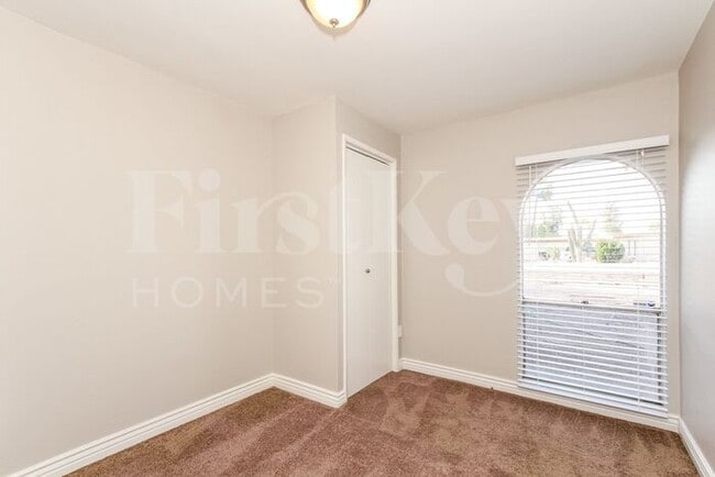Building Photo - 5627 W Sunnyslope Ln