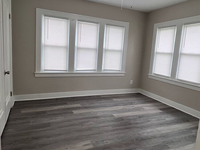 Foto del edificio - 13 S May St