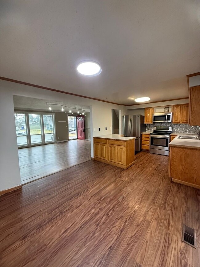 Building Photo - 4513 N Larch Rd