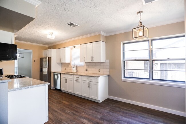 Building Photo - 502 Rosewood Dr