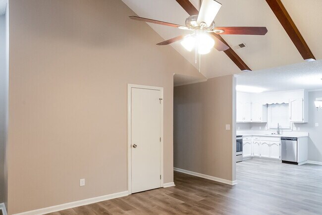 Foto del edificio - 7007 Golden Spike Dr