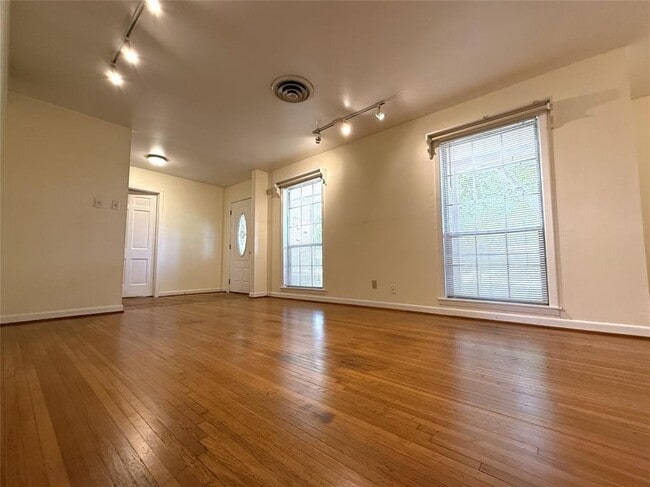 Building Photo - 10607 Clematis Ln