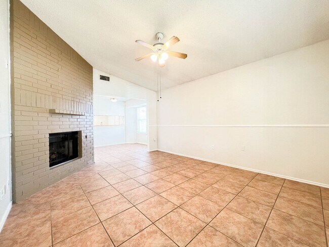 Foto del edificio - Inviting 4 Bedroom, 2.5 Bathroom Home with Covered Deck & Garage