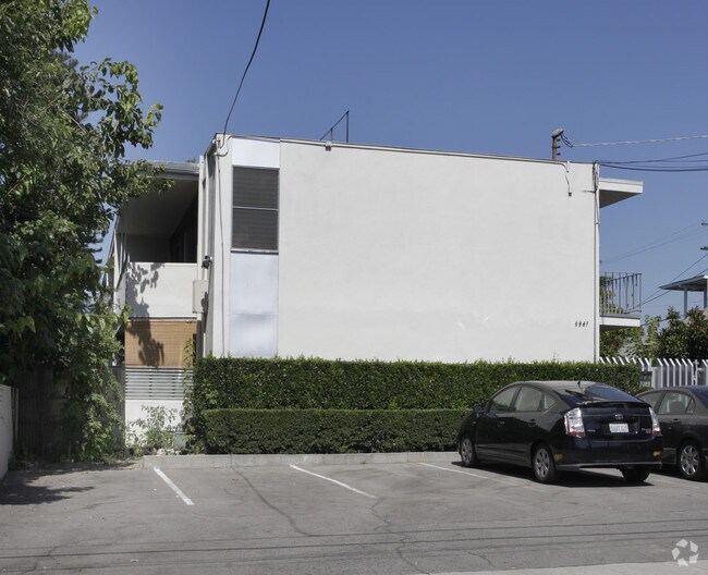 Foto del edificio - 6847 Radford Ave.