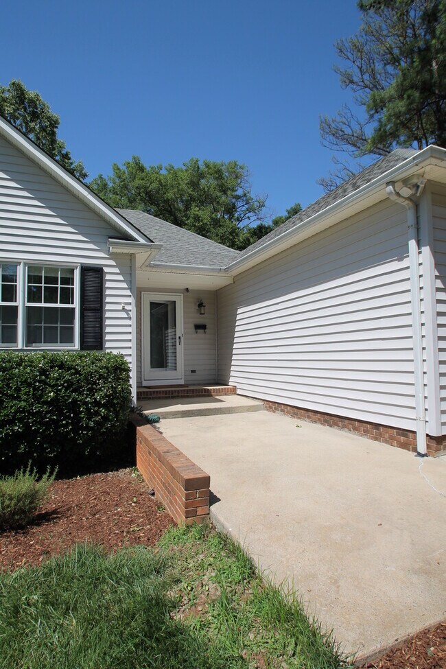 Foto del edificio - Exclusively Offered by Muse Realty, LLC
