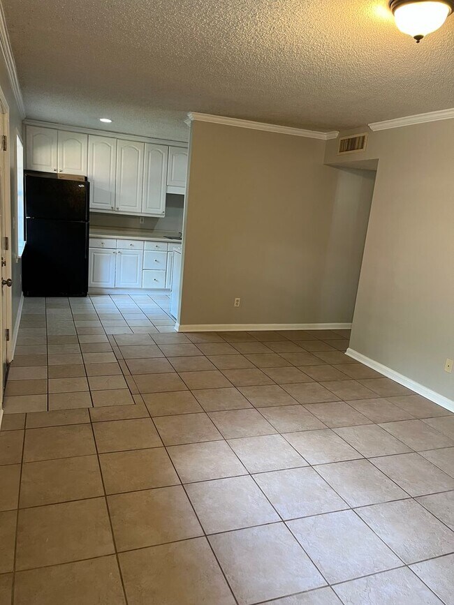Foto del edificio - 2 Bed 1 Bath Condo with Utilities Included!