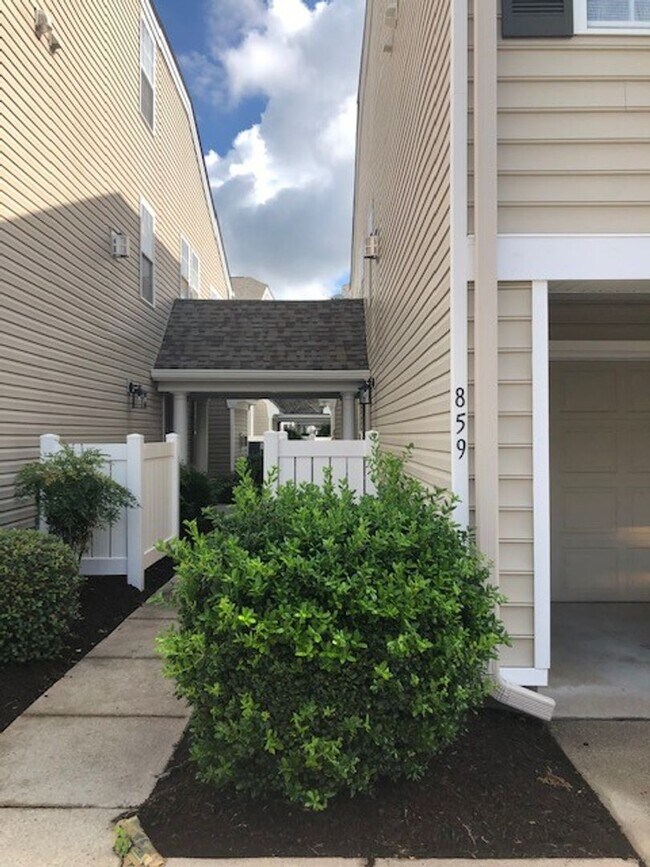 Building Photo - The Carriage Homes at Towne Square