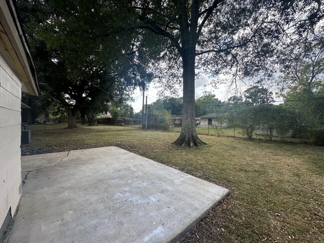 Building Photo - 5625 Shivers Dr