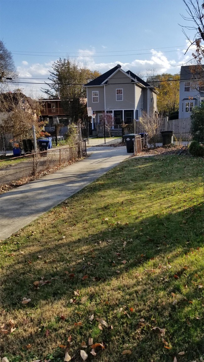 Foto del edificio - 1617 Otis St NE