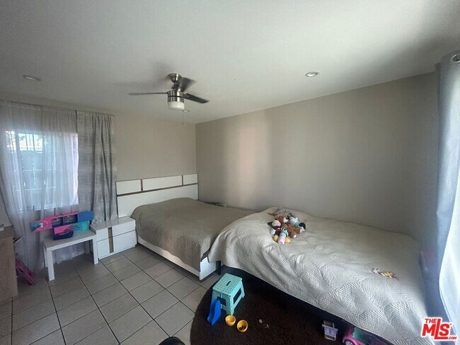 Foto del edificio - 7427 Tujunga Ave