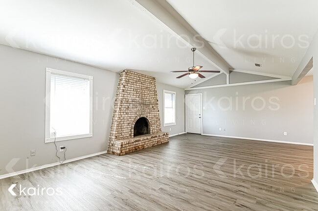 Building Photo - 168 Creekview Drive E.