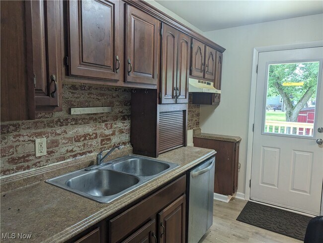 Foto del edificio - 15681 Oakdale St